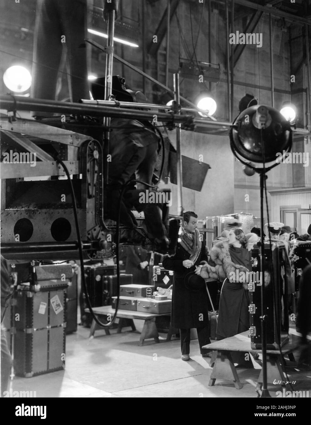 JOAN CRAWFORD und NILS ASTHER auf MGM Sound Stage Dreharbeiten LETTY LYNTON Direktor 1932 Clarence Brown Kostüme Gilbert Adrian Metro Goldwyn Mayer Stockfoto