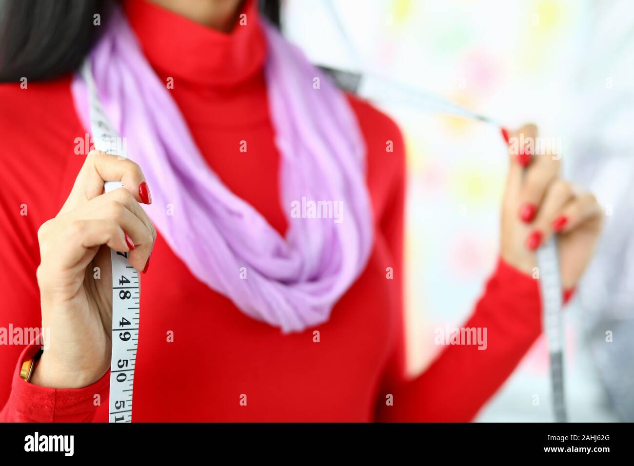 Frau zeigt Nähausrüstung Stockfoto