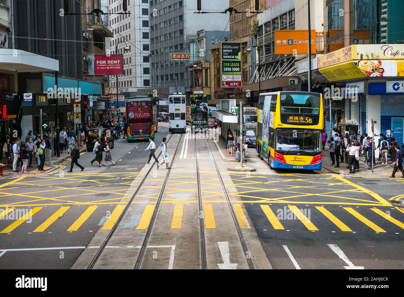 HongKong, November 2019: Street Scene, Fußgänger, Straßenbahn- und Busverkehr in Hong Kong City, Business District Stockfoto