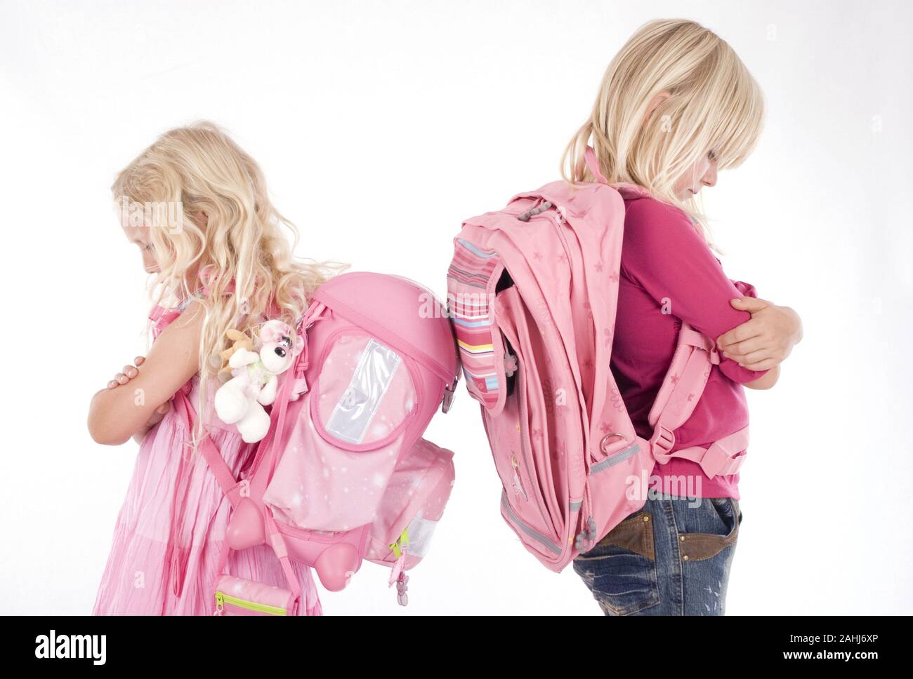 Zwei 6 und 7 Jahre alten Mädchen mögen sterben Schule nicht, Strik, Freitag für die Zukunft, Stockfoto