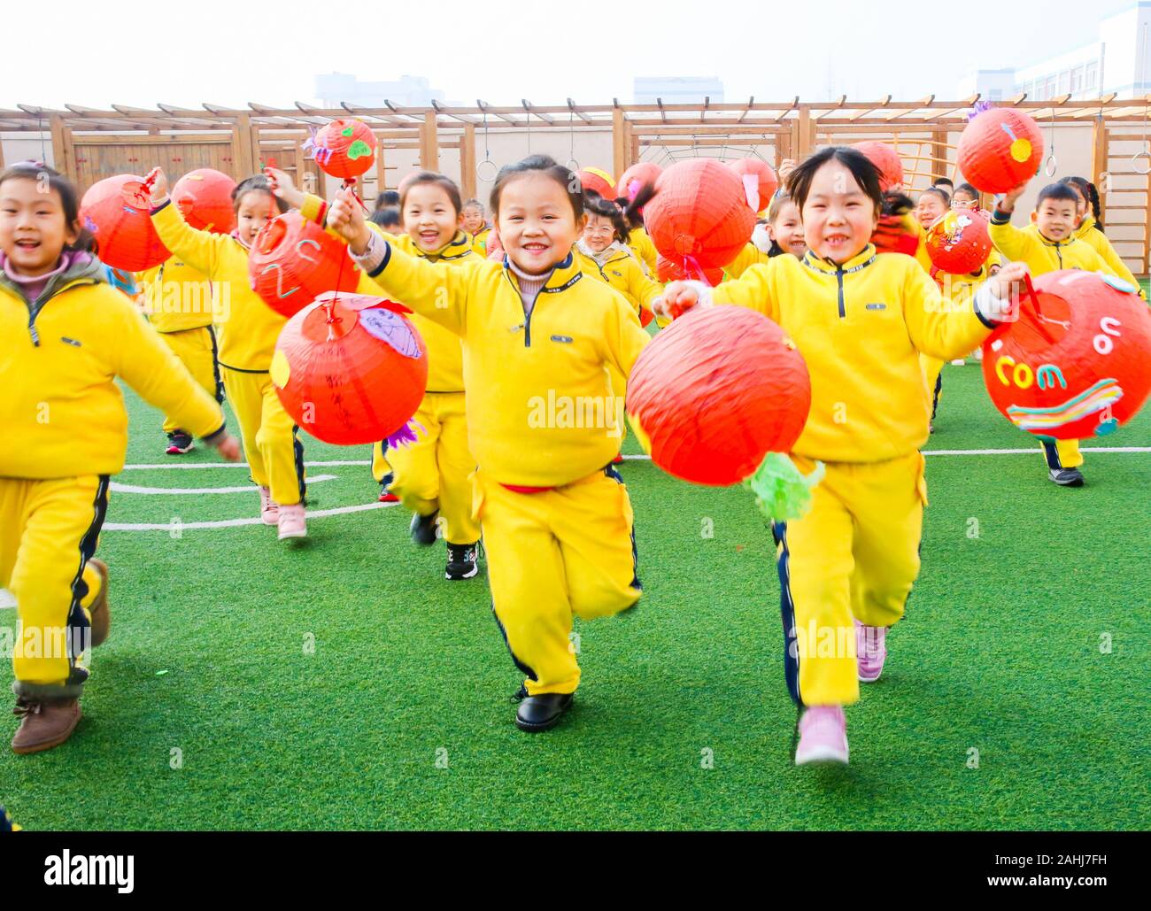 Junge chinesische Kinder hält die traditionelle rote Laternen sie während eines Festivals gemacht - themed Aktivität im Neuen Jahr 2020 in einem Kindergarten in zu feiern. Stockfoto