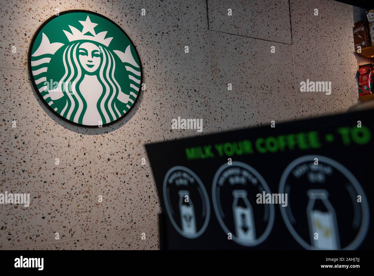 Amerikanischen multinationalen Kette, Starbucks Kaffee Logo im internationalen Flughafen Hong Kong gesehen. Stockfoto