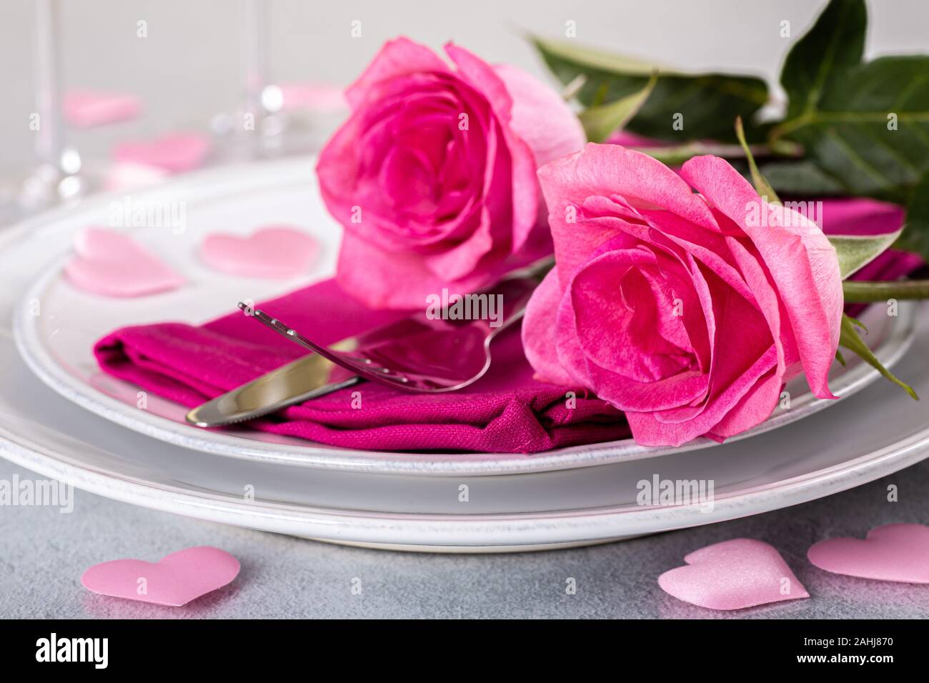 Nahaufnahme von zwei Rosen auf dem Tisch Einstellung für Valentines Tag Stockfoto