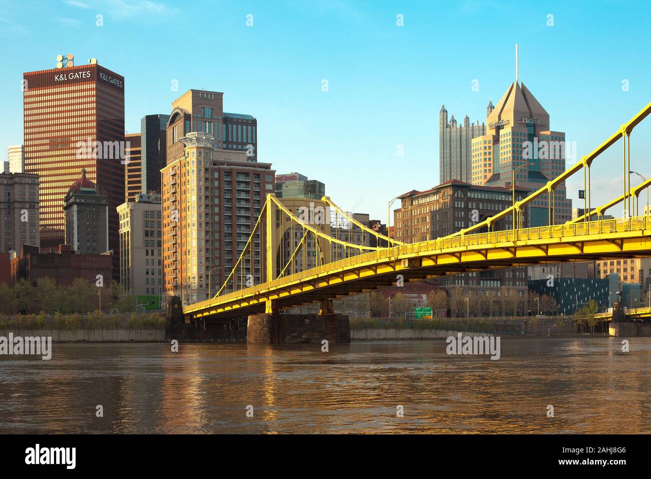 Pittsburgh, Pennsylvania, United States - Skyline der Innenstadt mit Andy Warhol Brücke über den Allegheny River. Stockfoto