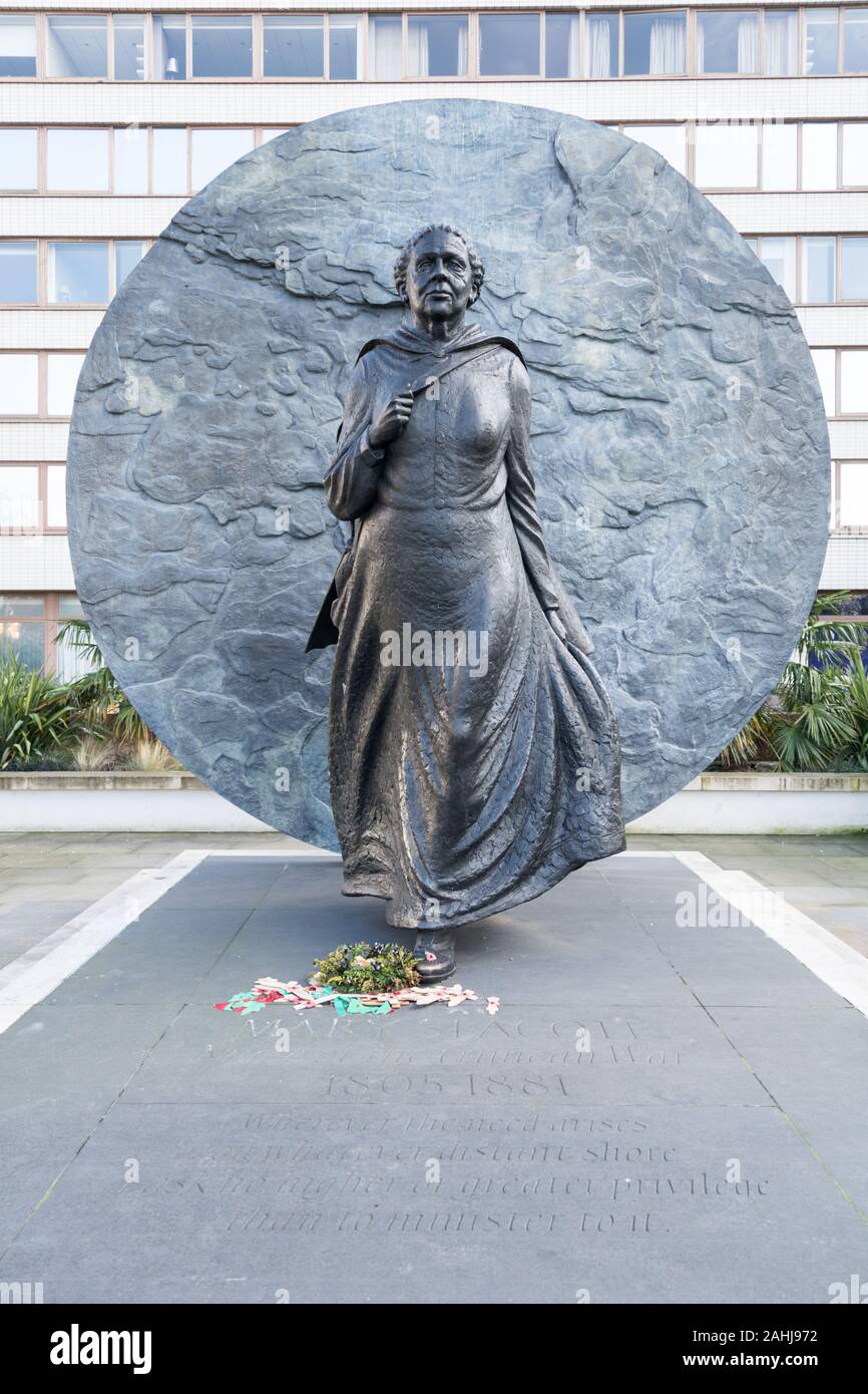 Eine Bronzestatue der Krim-Heldin Mary Seacole von Martin Jennings vor dem St. Thomas' Hospital im Zentrum von London, England, Großbritannien Stockfoto