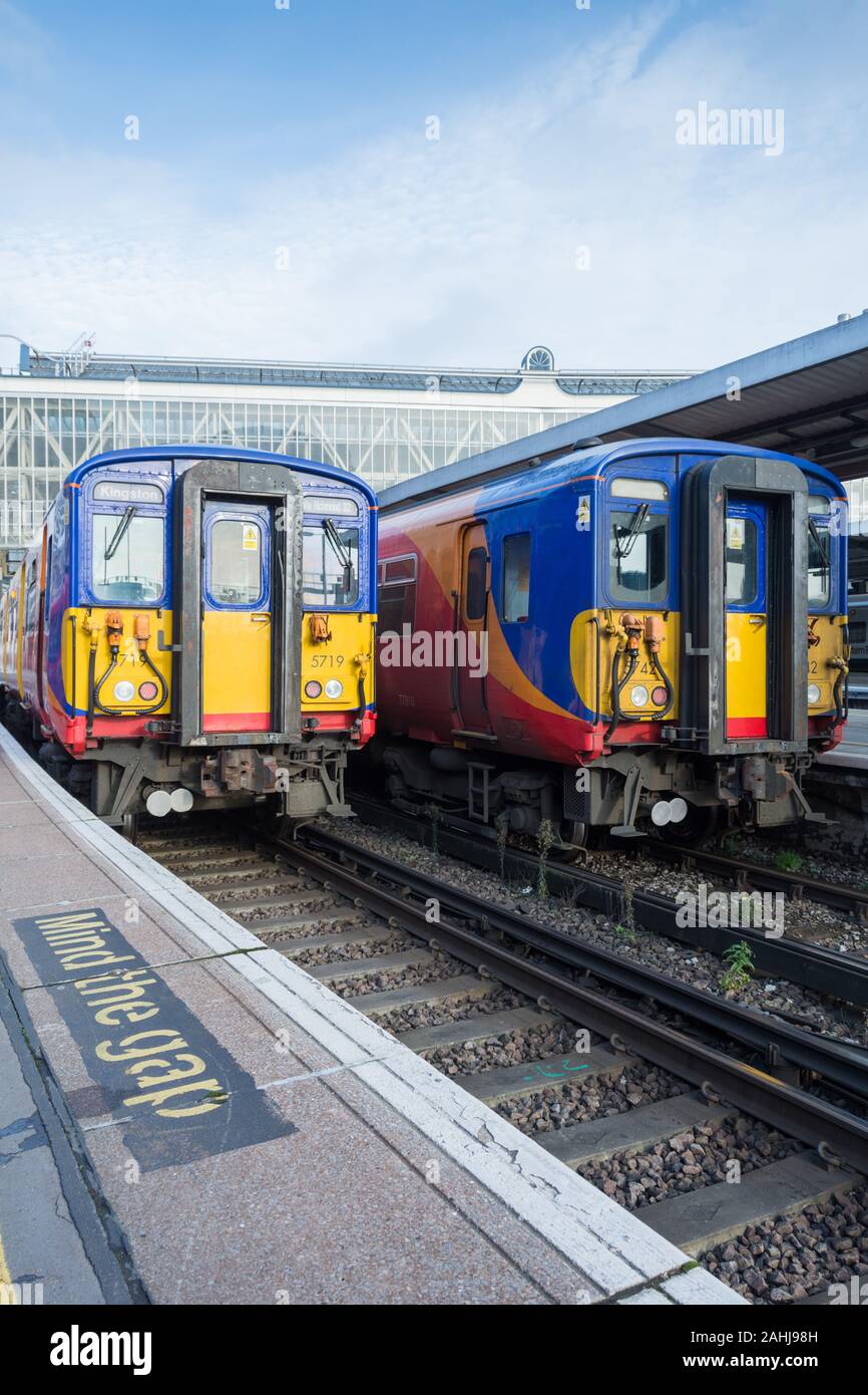 Eine Klasse 455 suburban Einheit warten, von Bahnhof London Waterloo abzuweichen, Stockfoto
