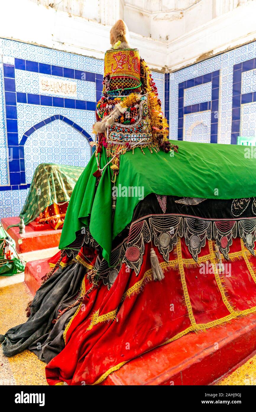 Sukkur Adam Shah Ji Takri Mausoleum malerischen Innenansicht des Grab Särge auf einem sonnigen blauen Himmel Tag Stockfoto