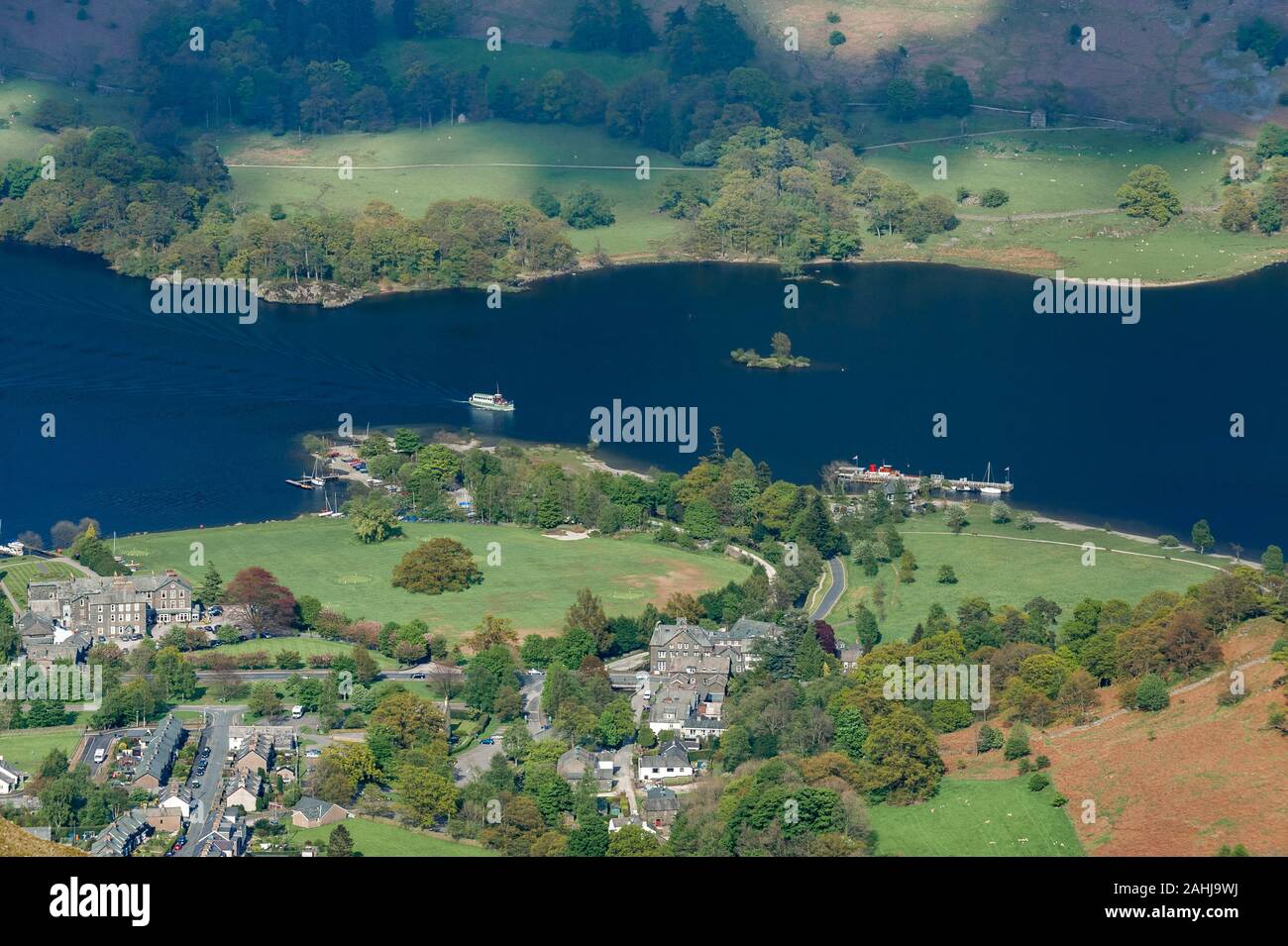 Luftaufnahme von Glenridding Dorf und Ullswater im Lake District, Cumbria Stockfoto