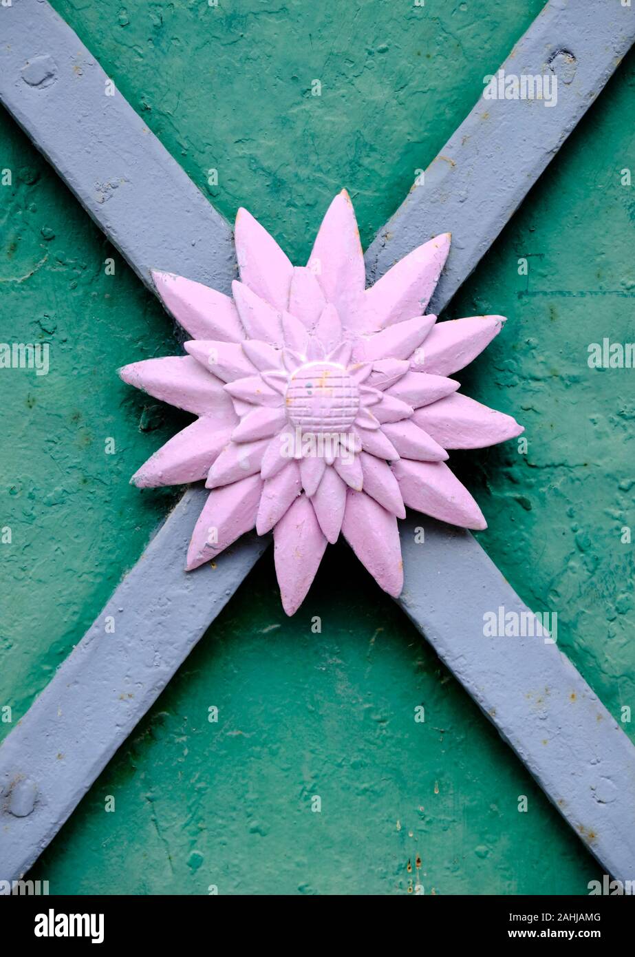 Vintage flower geformten Metall Tür. Von pink Metall, x über die Kreuzung Stockfoto