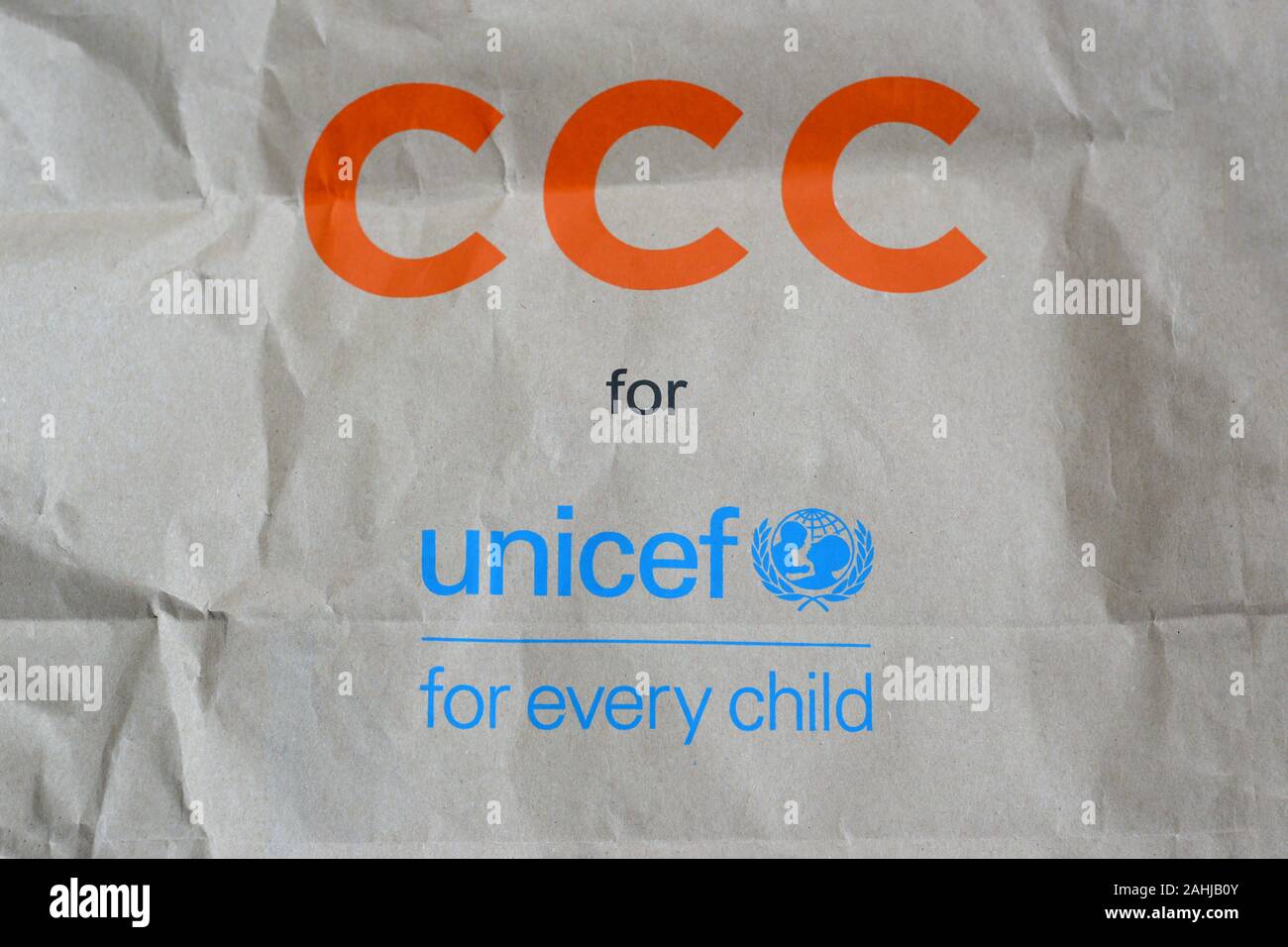 NY, USA - 29. Dezember 2019: Unicef-blauen Logo auf braune Papiertüte, United Nations Childrens Fund ist verantwortlich für die Bereitstellung der humanitären Hilfe und der d Stockfoto
