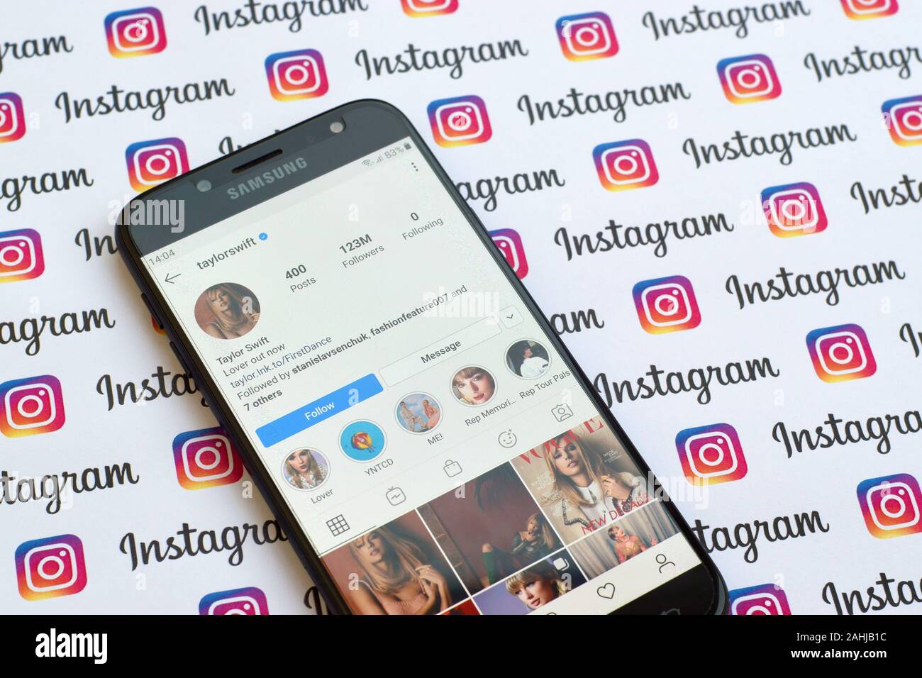 NY, USA - Dezember 4, 2019: Taylor Swift offizielle instagram Konto der Bildschirm des Smartphones auf dem Papier instagram Banner. Stockfoto