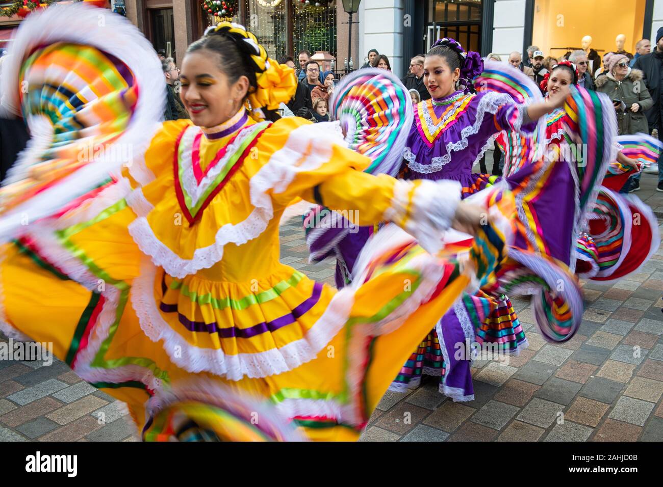 Tänzer mit dem Karneval del Pueblo, eine Gruppe von Performern aus Latein- und Südamerika, während eine Vorschau von Tag London New Year's Parade am Covent Garden Piazza in London. Stockfoto