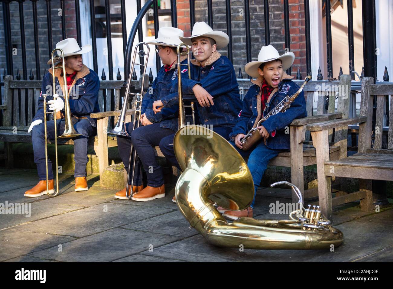 Musiker mit den Carnaval del Pueblo, eine Gruppe von Performern aus Latein- und Südamerika, während eine Vorschau von Tag London New Year's Parade am Covent Garden Piazza in London. Stockfoto