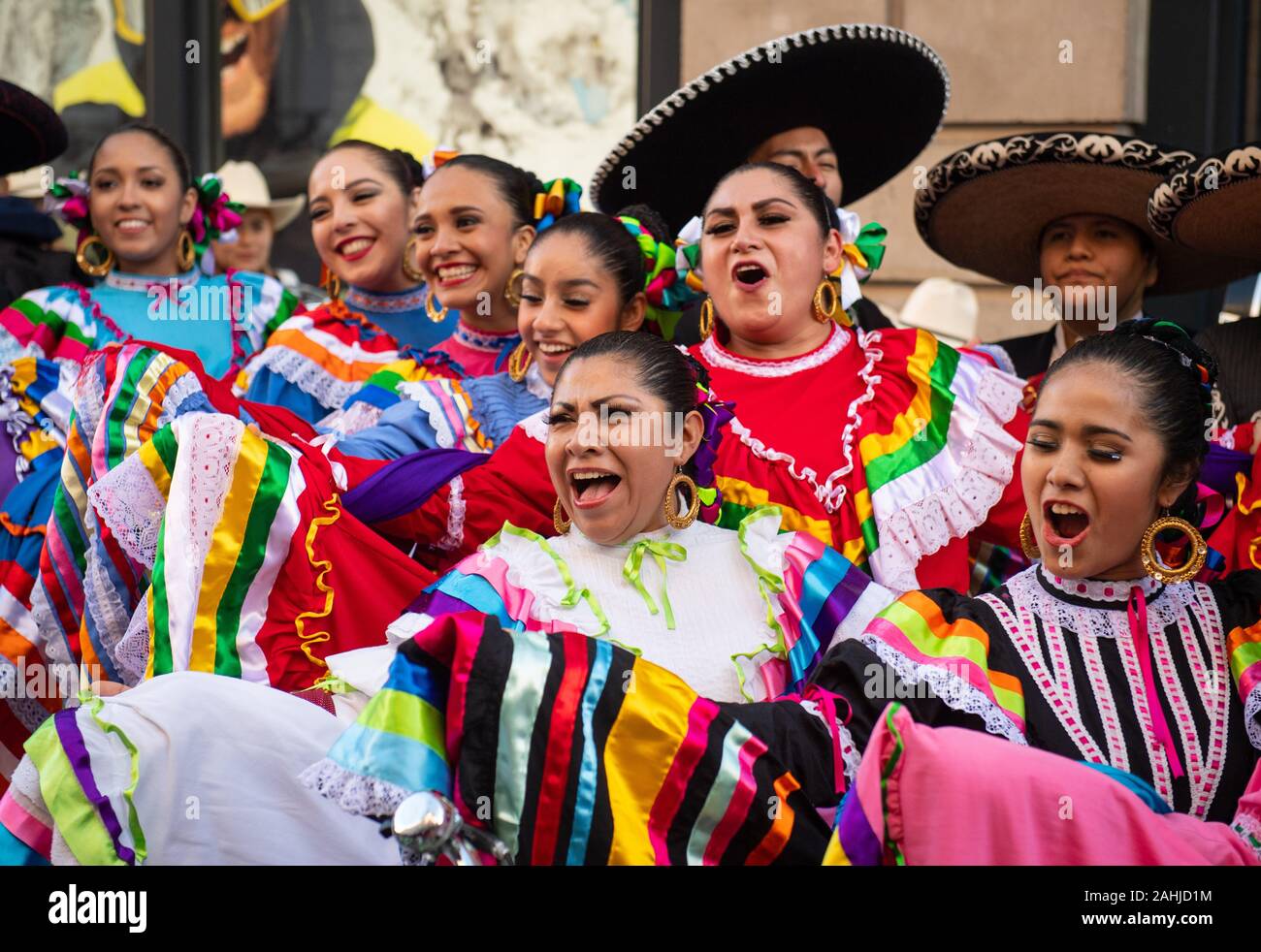 Tänzer mit dem Karneval del Pueblo, eine Gruppe von Performern aus Latein- und Südamerika, während eine Vorschau von Tag London New Year's Parade am Covent Garden Piazza in London. Stockfoto