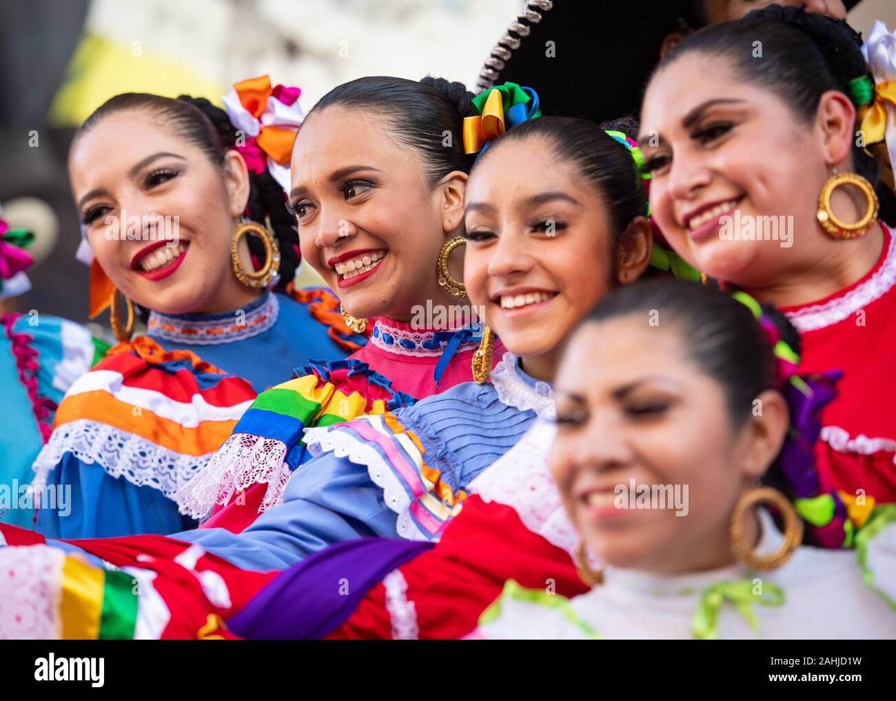 Tänzer mit dem Karneval del Pueblo, eine Gruppe von Performern aus Latein- und Südamerika, während eine Vorschau von Tag London New Year's Parade am Covent Garden Piazza in London. Stockfoto