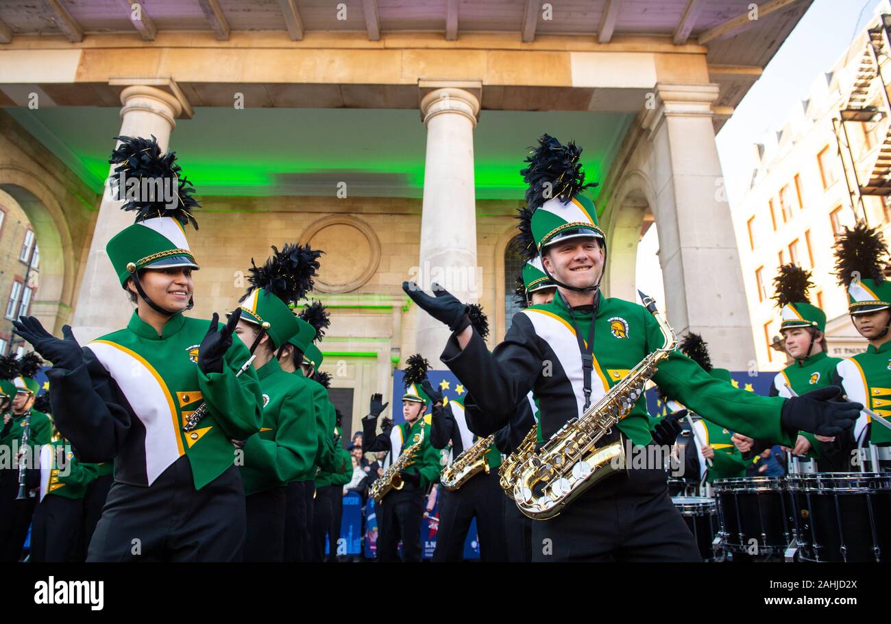 Mitglieder der Nord Glenbrook High School Spartan Marching Band, aus Illinois, USA, während eine Vorschau von Tag London New Year's Parade am Covent Garden Piazza in London. Stockfoto