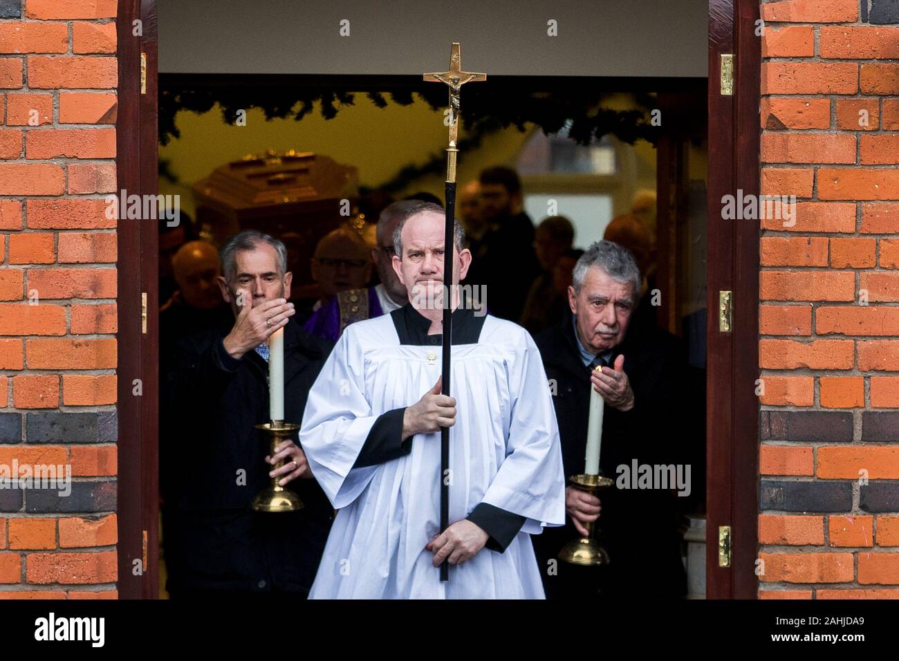 Pallbearers tragen den Sarg von erstechende Opfer Frances Murray nach einem Requiem auf Angst Herzen Kirche auf der Oldpark Straße im Norden Belfasts. Ms Murray, 37, und Joseph Dutton, 47, starb, nachdem er in einer Wohnung in Kinnaird Schließen im Norden der Stadt erstochen wird am 22. Dezember. Ein Mann wurde verhaftet und mit der doppelmord in Rechnung gestellt. Stockfoto