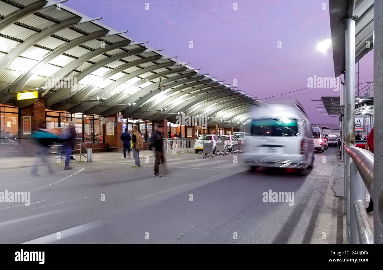 Verkehr außerhalb der Terminals an der Tribhuvan International Airport. Stockfoto