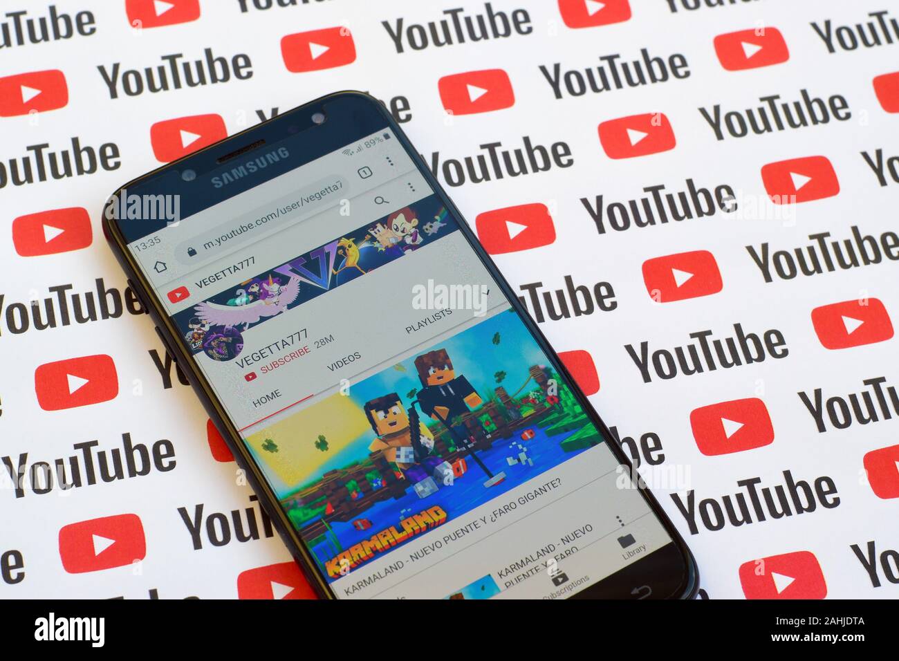 NY, USA - Dezember 4, 2019: Vegeta 777 offiziellen youtube channel der Bildschirm des Smartphones auf dem Papier youtube Hintergrund. Stockfoto