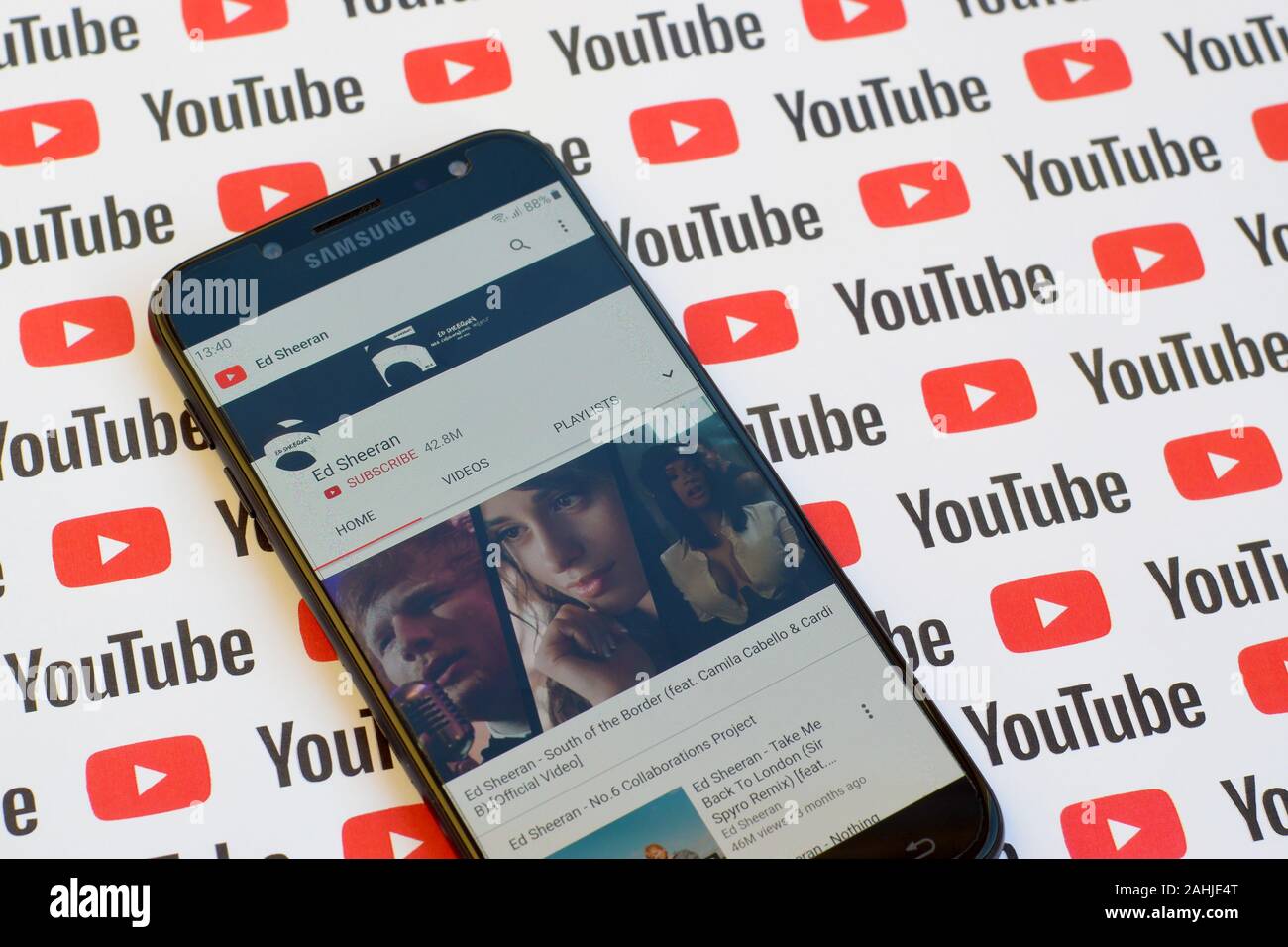 NY, USA - Dezember 4, 2019: Ed Sheeran offiziellen youtube channel der Bildschirm des Smartphones auf dem Papier youtube Hintergrund. Stockfoto