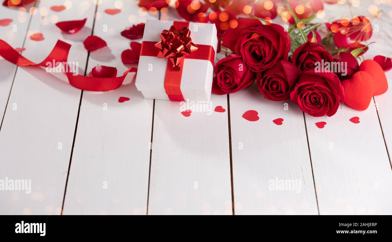 Valentinstag Geschenk. Weiß Geschenkbox und Rosen auf Weiß Holztisch Stockfoto