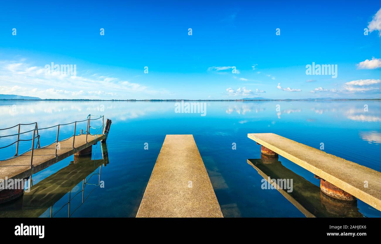 Drei Piers und Kaianlagen, Sonnenuntergang blau Panoramablick auf die Landschaft. Die Lagune von Orbetello in der Maremma, Argentario, Toskana, Italien. Stockfoto