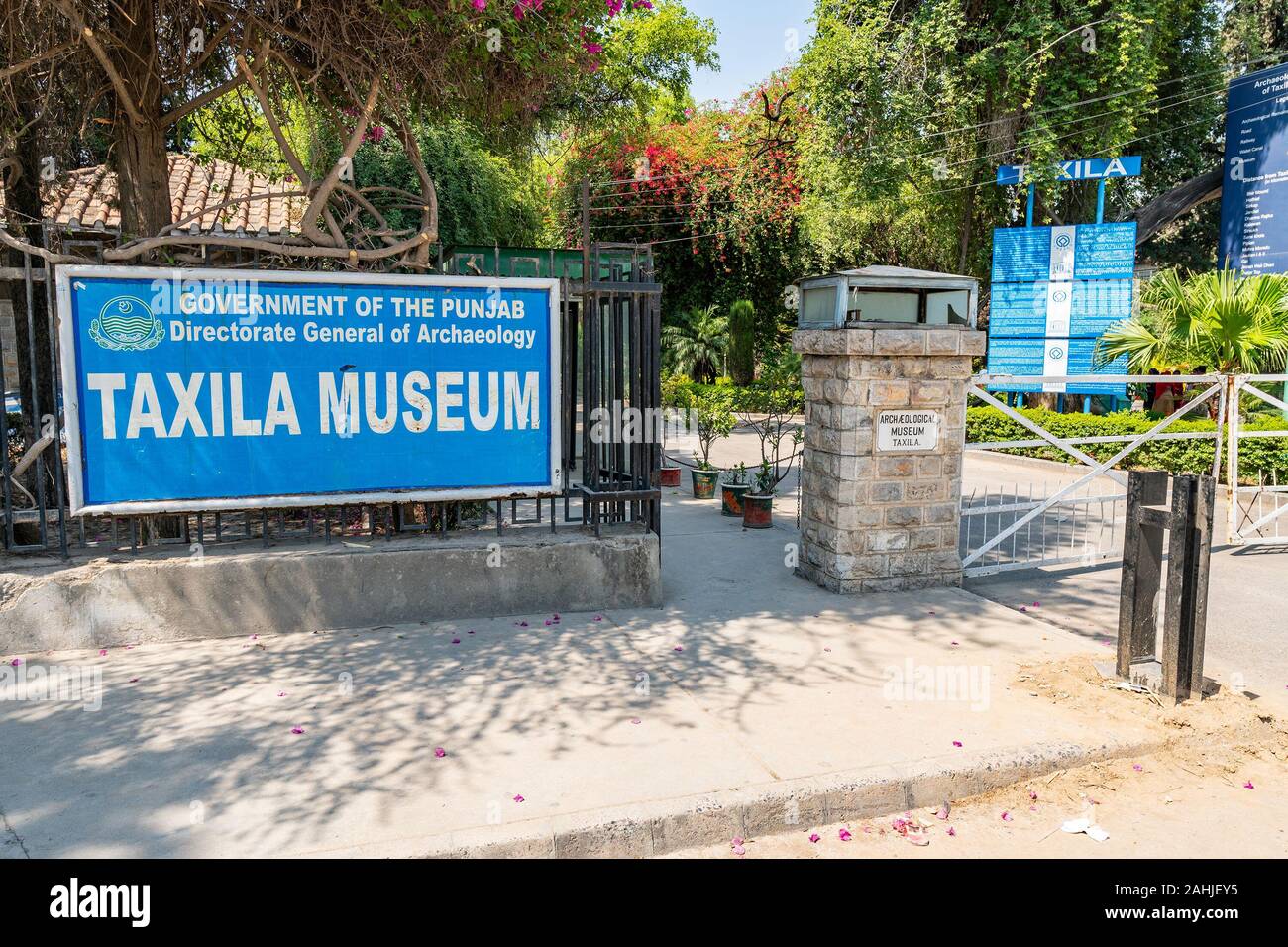 Taxila Archäologische Museum Aussicht auf den malerischen Willkommen Anschlagtafel auf einem sonnigen blauen Himmel Tag Stockfoto