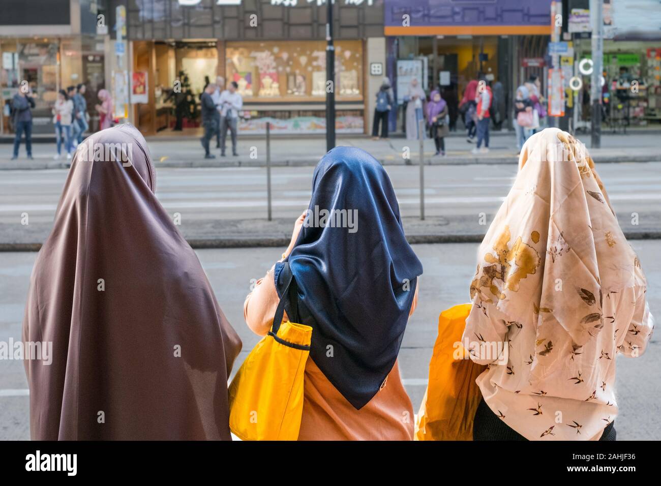Drei muslimische Frauen oder Mädchen, die Kopftuch/Hijab von hinten tragen Stockfoto
