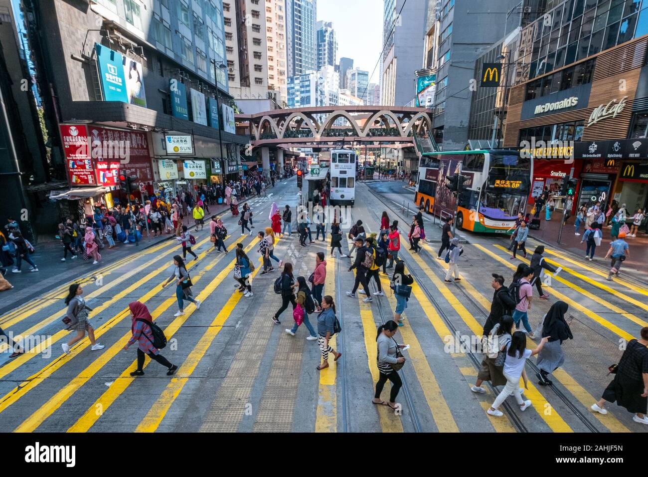 HongKong, November 2019: Straße Szene, Fußgänger überqueren von Straßen in Hong Kong City, Business District Stockfoto