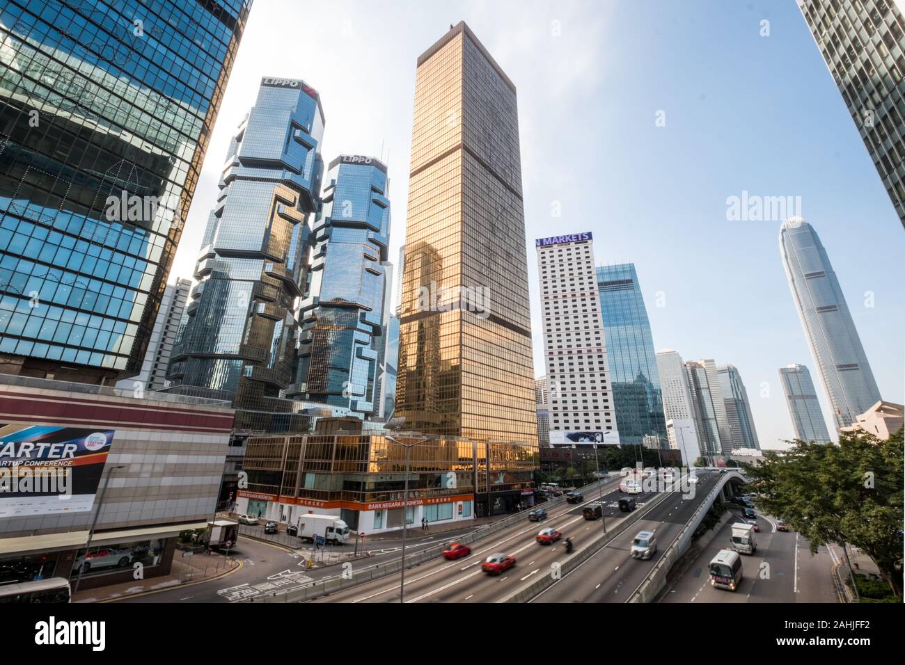 HongKong, China, November, 2019: Auto, Bus und Taxi Verkehr auf innerstädtischen Autobahn im Business Viertel, Central HongKong Stockfoto