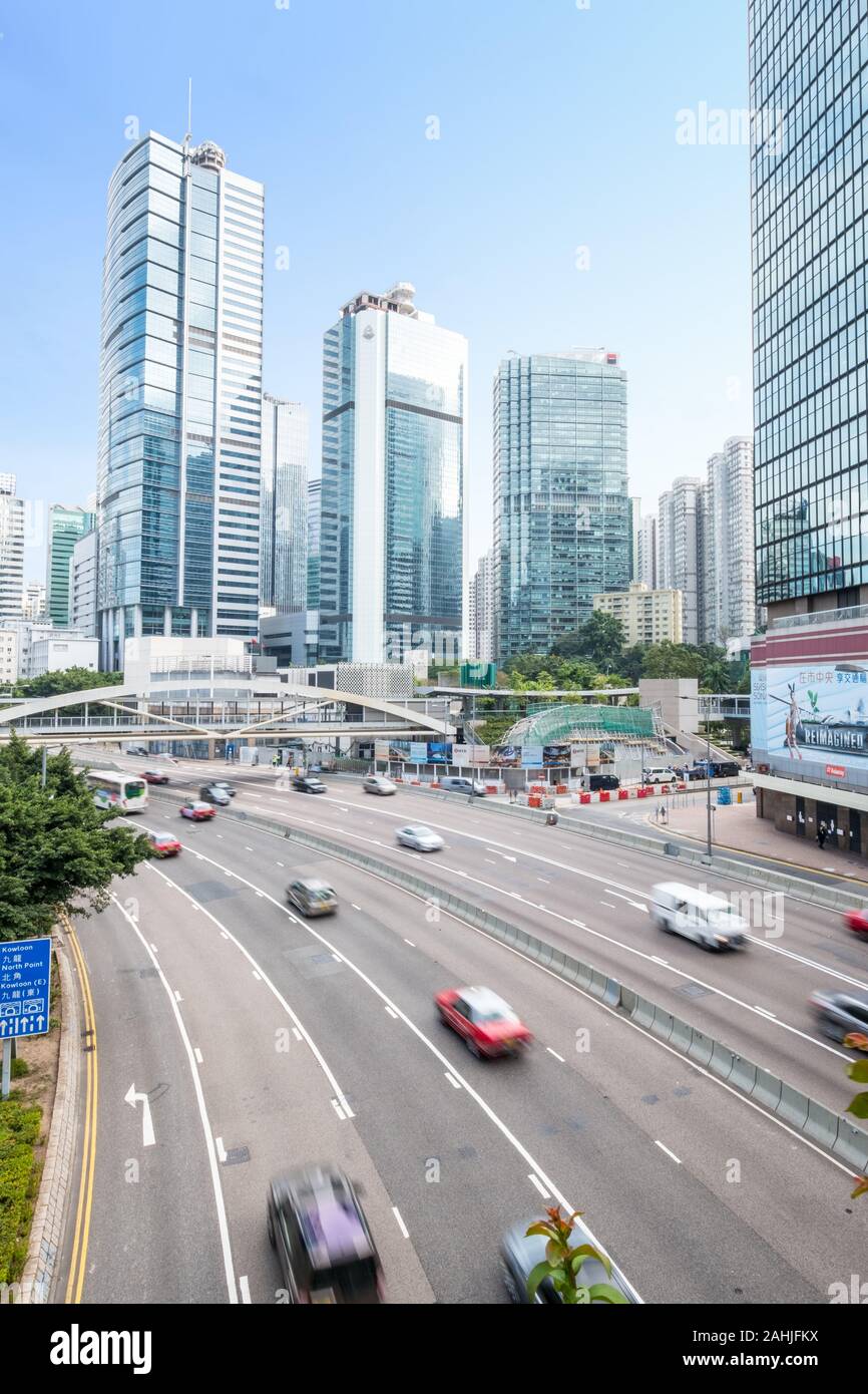 HongKong, China, November, 2019: Auto, Bus und Taxi Verkehr auf innerstädtischen Autobahn im Business Viertel, Central HongKong Stockfoto