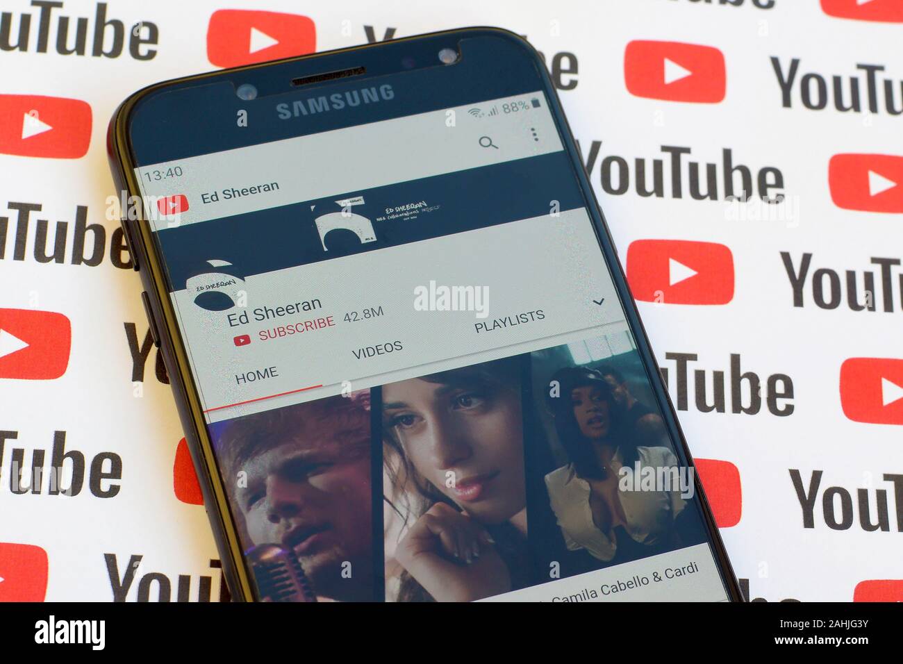 NY, USA - Dezember 4, 2019: Ed Sheeran offiziellen youtube channel der Bildschirm des Smartphones auf dem Papier youtube Hintergrund. Stockfoto