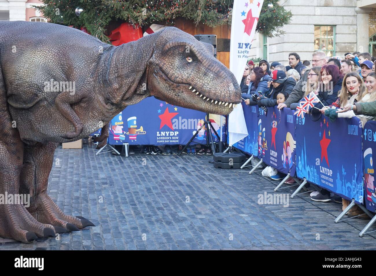 London, UK, 30. Dezember, 2019. Darsteller bei der Vorschau von Day Parade der Londoner neues Jahr in Covent Garden Piazza. Stockfoto