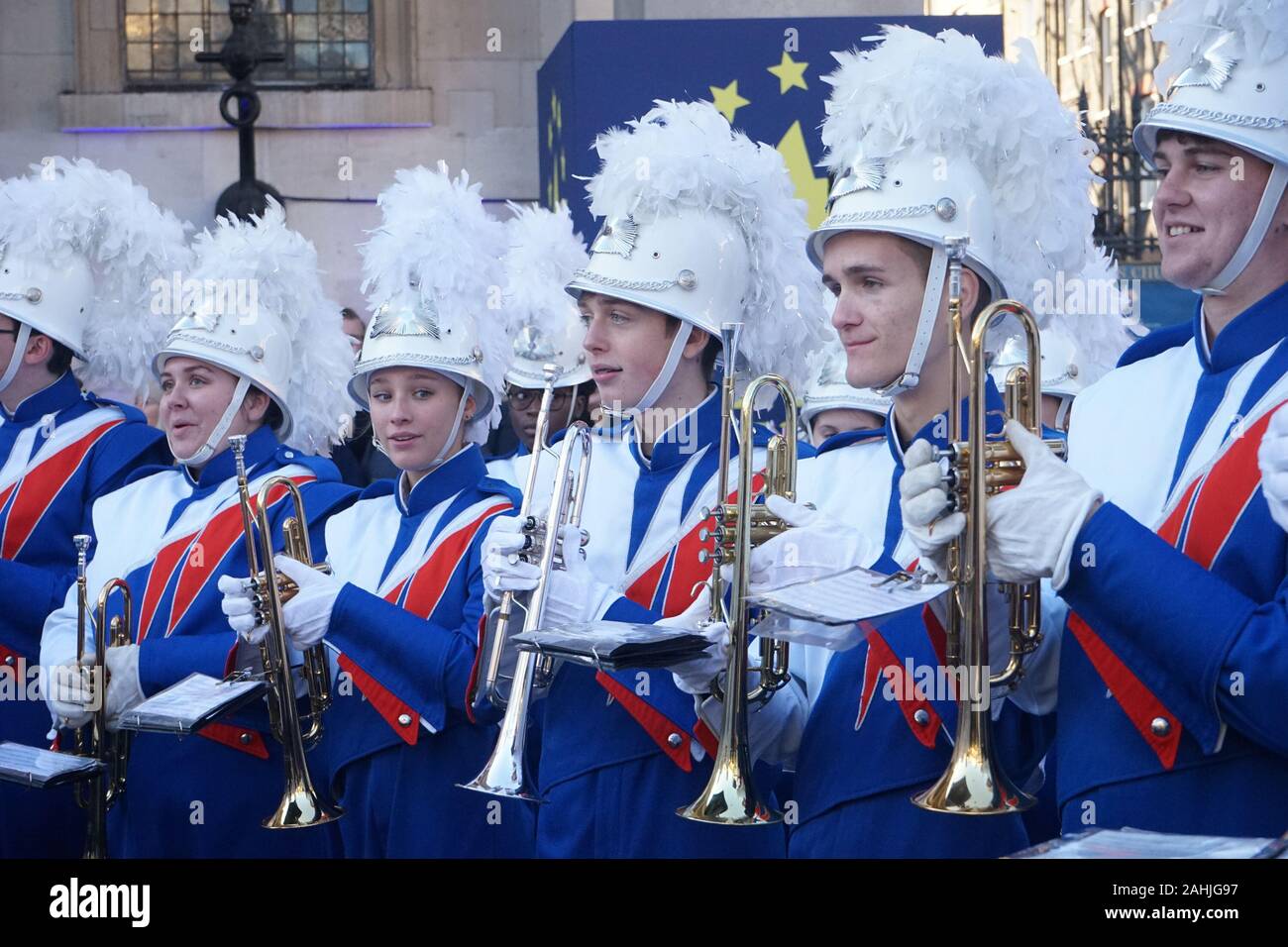 London, UK, 30. Dezember, 2019. Darsteller bei der Vorschau von Day Parade der Londoner neues Jahr in Covent Garden Piazza. Stockfoto