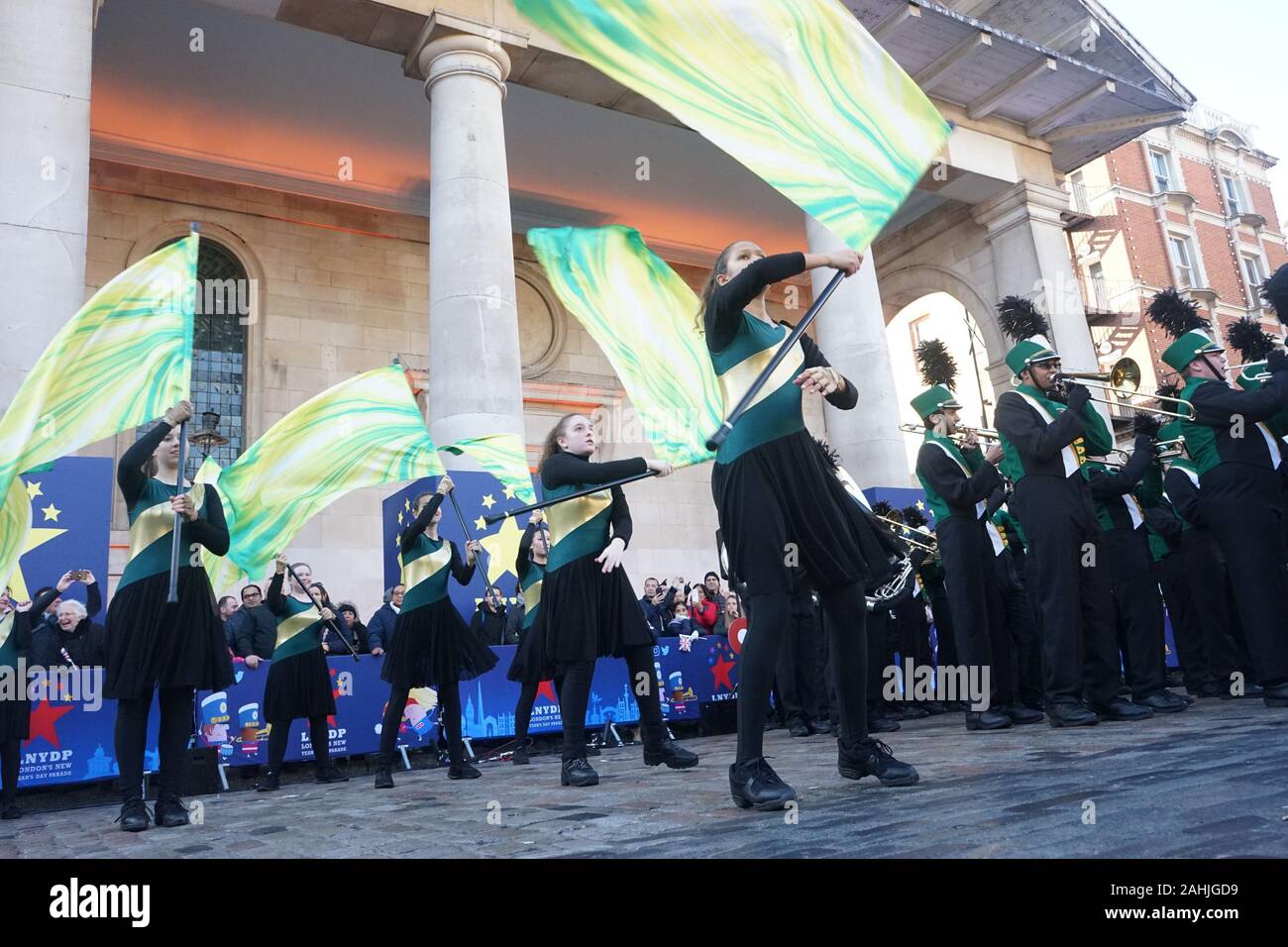 London, UK, 30. Dezember, 2019. Darsteller bei der Vorschau von Day Parade der Londoner neues Jahr in Covent Garden Piazza. Stockfoto