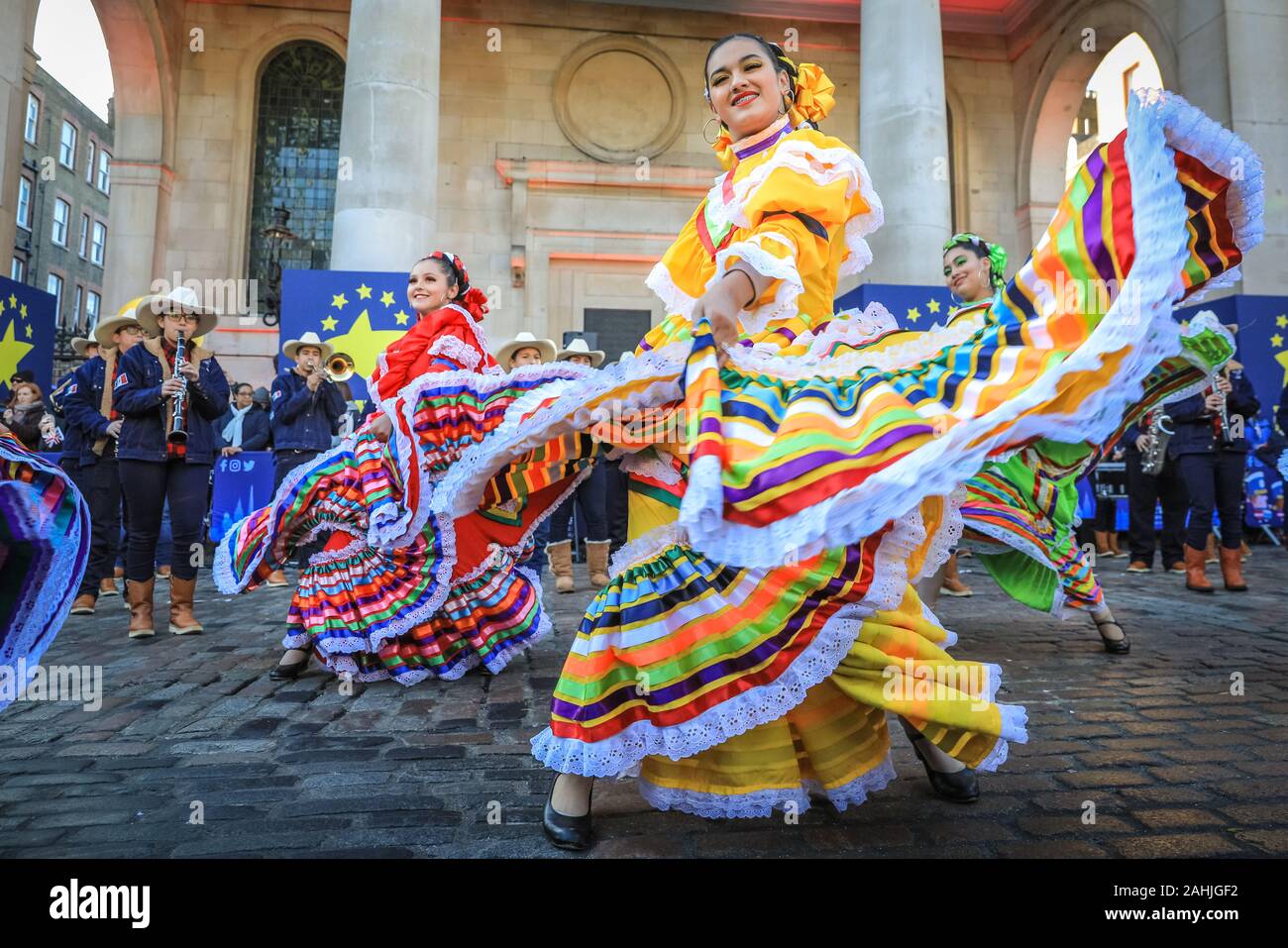 Covent Garden, London, 30. Dezember 2019. Karneval del Pueblo farbenfrohe Lateinamerikanische Kultur zu den Festlichkeiten holen - eine Mexikanische Gruppe der ausübenden Künstler und Tänzer in bunten Kleidern, sowie Cowgirls und Cowgirls sind Teil der Carnaval del Pueblo. Der Londoner New Year Day Parade (oder LNYDP) haben die pulsierende Covent Garden Piazza für die diesjährige Vorschau Veranstaltung gewählt, präsentieren einige der teilnehmenden Gruppen. Die Parade um 12.00 Uhr Start am 1. Januar und durch das Zentrum von London. Credit: Imageplotter/Alamy leben Nachrichten Stockfoto