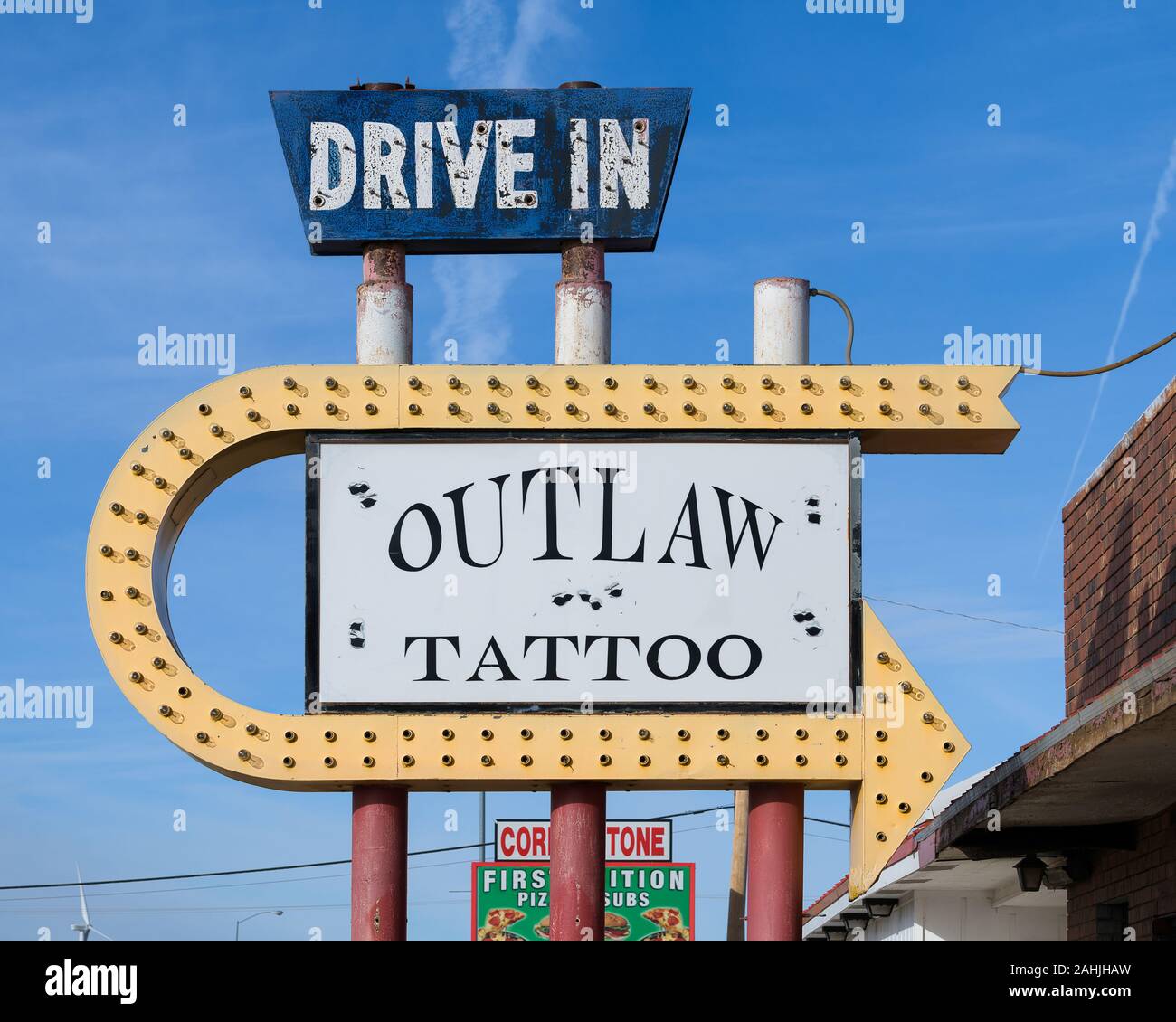 Outlaw Tattoo Zeichen auf verlassenen Gebäude auf 713 E. Tucumcari Blvd (Route 66) in Santa Fe, New Mexico Stockfoto