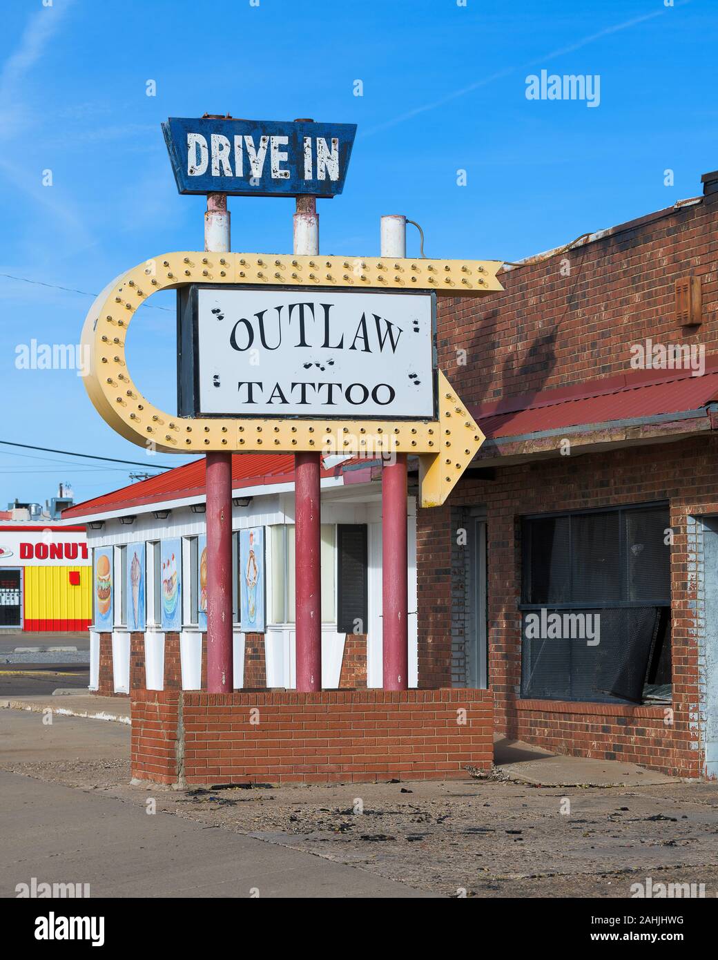 Outlaw Tattoo Zeichen auf verlassenen Gebäude auf 713 E. Tucumcari Blvd (Route 66) in Santa Fe, New Mexico Stockfoto