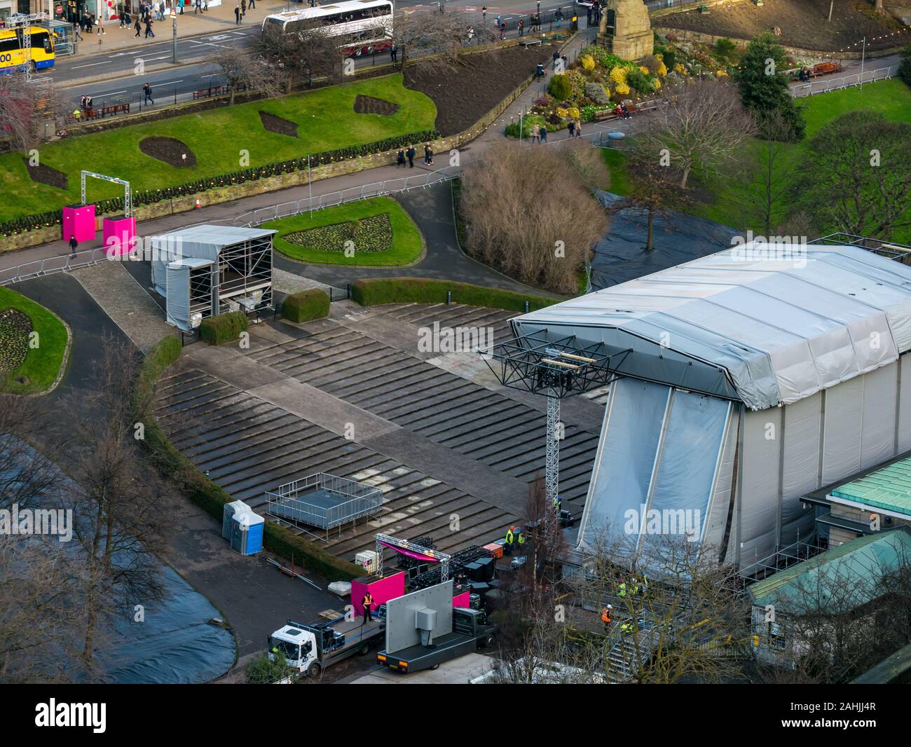 Vorbereitungen für die Hogmanay street party Event, Ross Musikpavillon, Princes Street Gardens, Edinburgh, Schottland, UK von oben gesehen Stockfoto