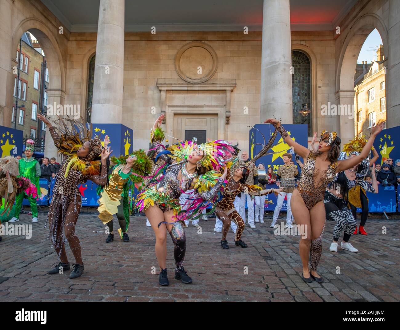 Covent Garden Piazza, London, UK. Zum 30. Dezember 2019. Marching Bands und Musik begrüßt die Zuschauer für die LNYDP Vorschau 2020 in Central London. Bild: London Schule von Samba Performance. Credit: Malcolm Park/Alamy. Stockfoto