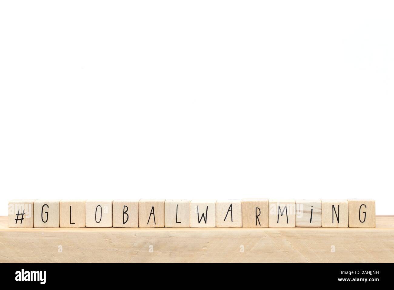 Holzwürfel mit einem Hashtag und das Wort globale Erwärmung, soziale Medien Konzept in der Nähe von weißen Hintergrund Stockfoto
