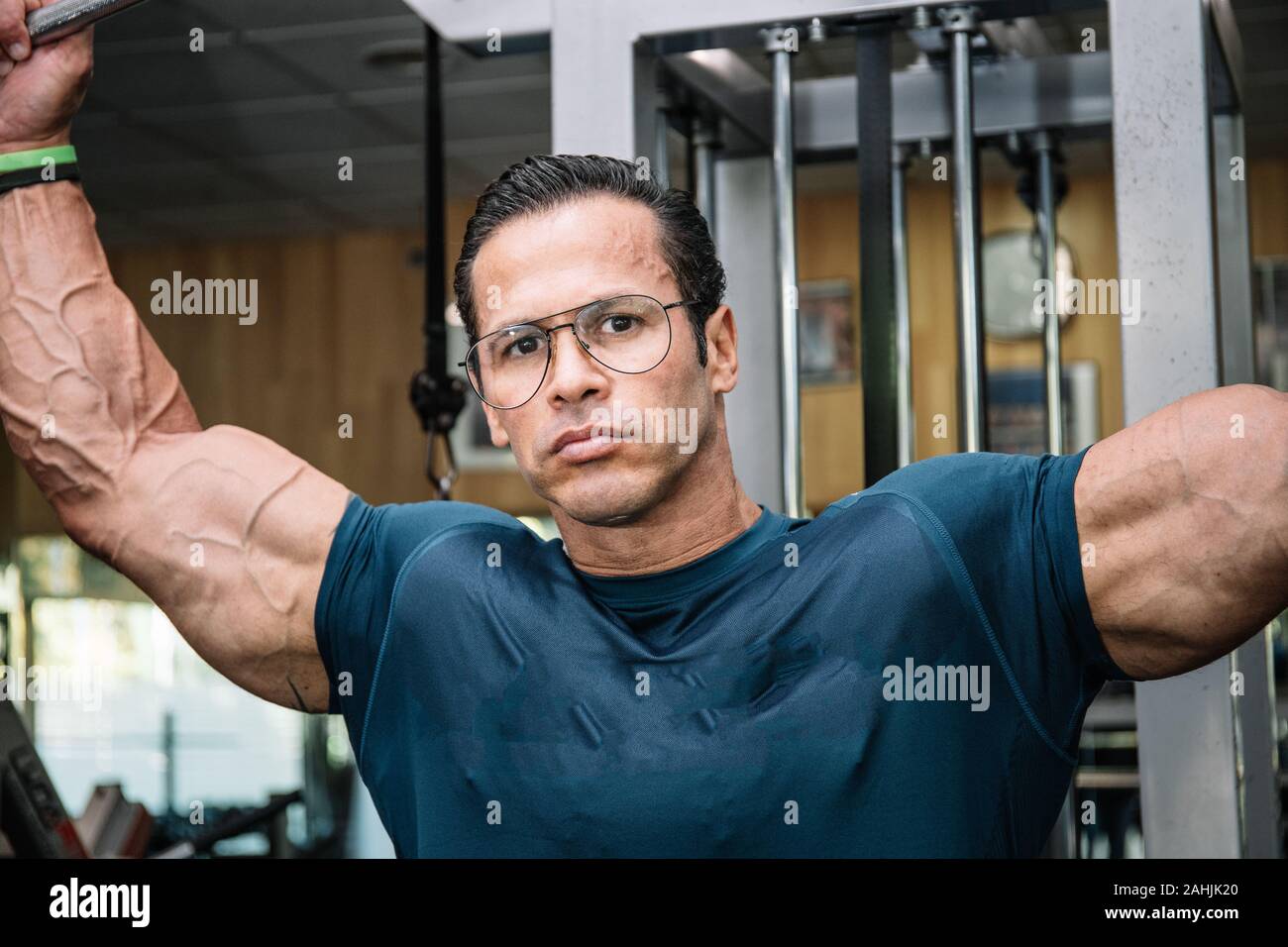 Foto Detail der das Gesicht eines Mannes Stärke tun mit Brille, bodybuilding  Übungen. Sport Konzept Stockfotografie - Alamy