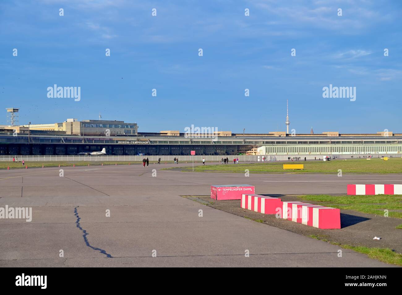 Berlin, Deutschland - 29 Dezember, 2019: Blick über den Bereich des ehemaligen Flughafen Tempelhof in Berlin Mitte, das jetzt als eine Erholung verwendet werden. Stockfoto