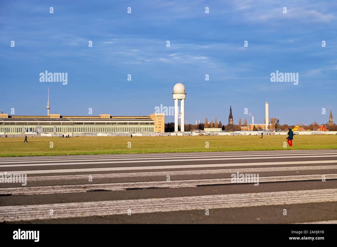 Berlin, Deutschland - 29 Dezember, 2019: Blick über den Bereich des ehemaligen Flughafen Tempelhof in Berlin Mitte, das jetzt als eine Erholung verwendet werden. Stockfoto