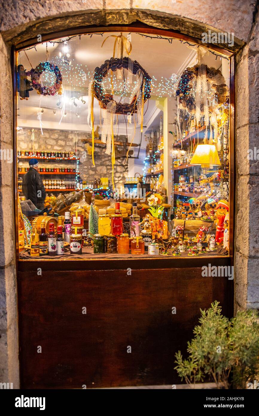 Das schön eingerichtete Store Fronten mit traditionellen lokalen Produkte in Vytina Dorf, Arcadia, Peloponnes, Griechenland. Stockfoto