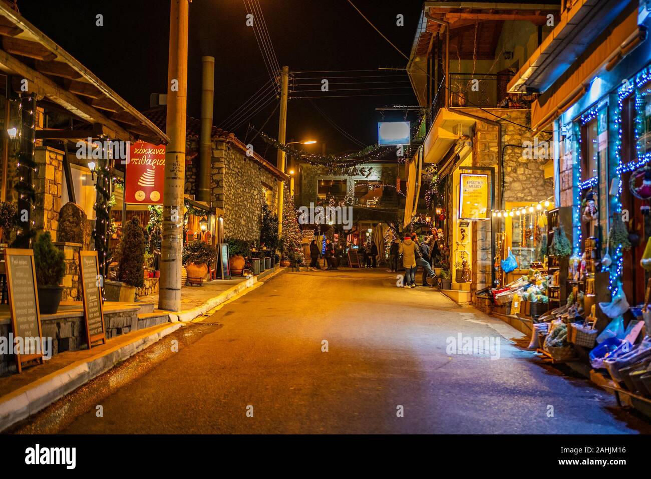 Schön geschmückte Straßen und weihnachtliche Atmosphäre durch den zentralen Platz von vytina Dorf in Arcadia, Griechenland Stockfoto