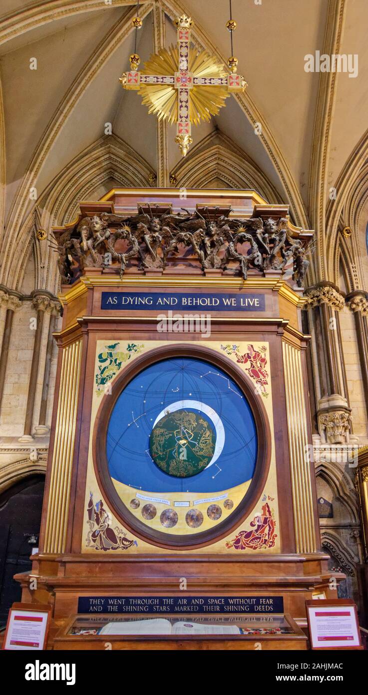 YORK MINSTER ENGLAND INTERIOR DIE ROYAL AIR FORCE MEMORIAL EINE ASTRONOMISCHE UHR Stockfoto