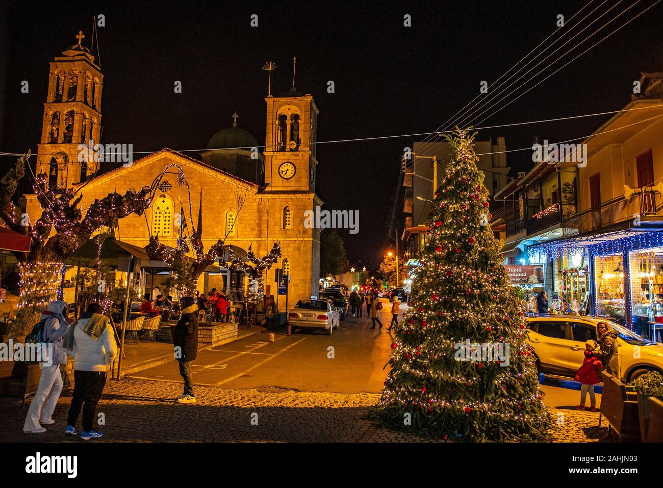 Schön geschmückte Straßen und weihnachtliche Atmosphäre durch den zentralen Platz von vytina Dorf in Arcadia, Greecek Stockfoto