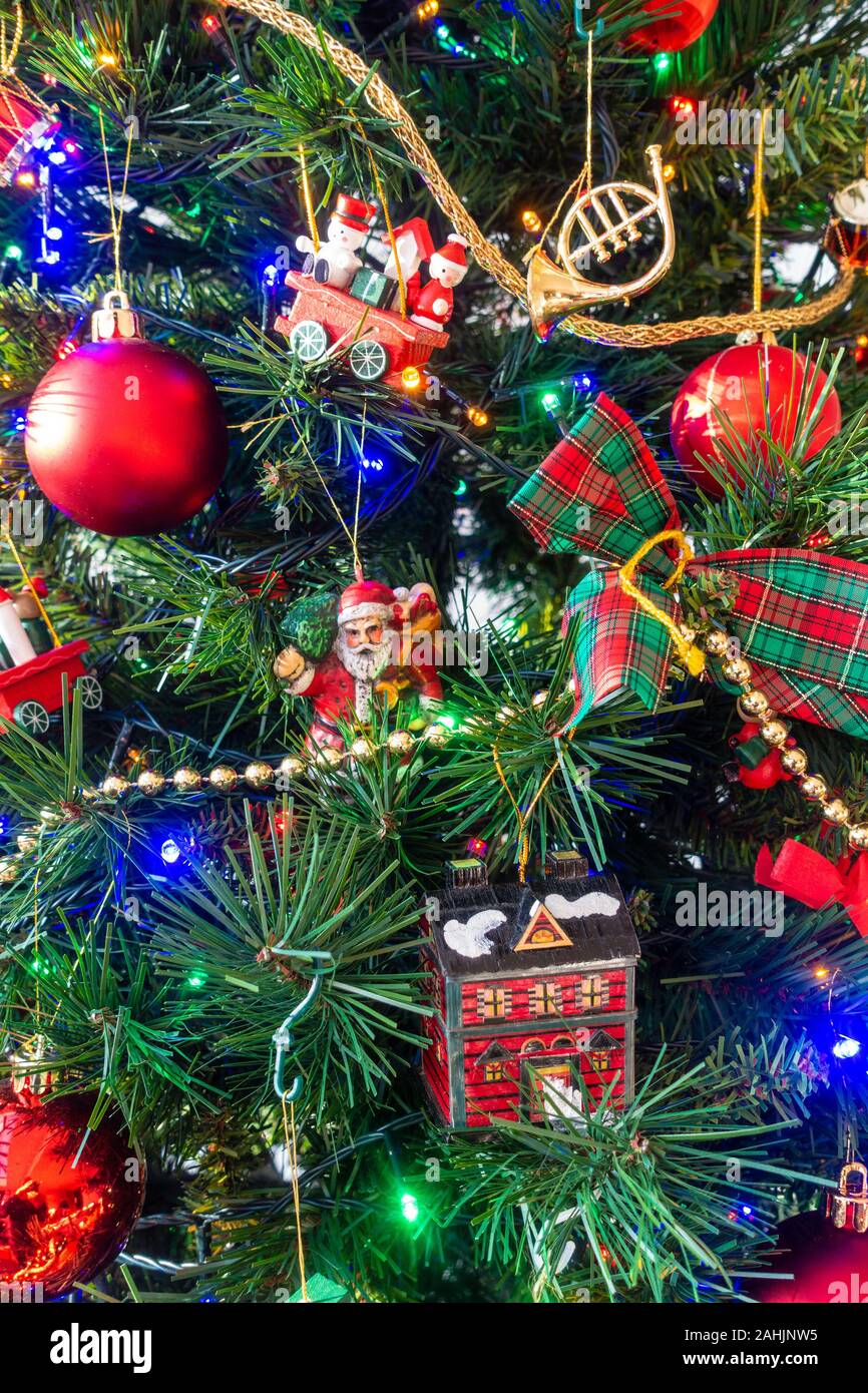 Rot, Gold und Grün Dekorationen auf einen Weihnachtsbaum. Stockfoto