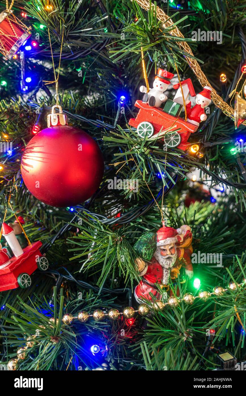 Rot, Gold und Grün Dekorationen auf einen Weihnachtsbaum. Stockfoto